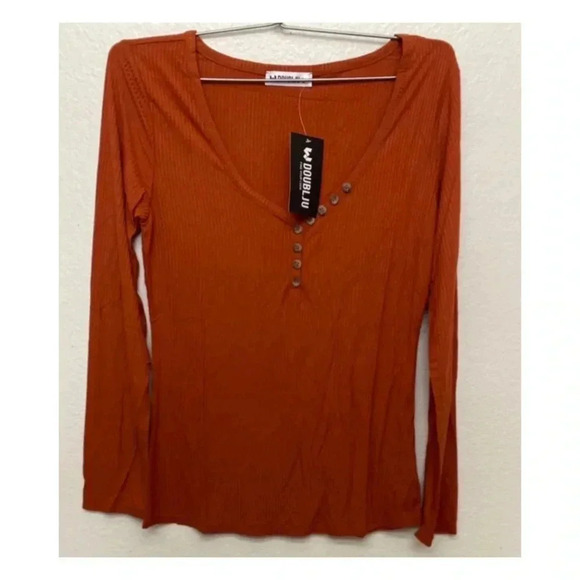 🆕Clay Fitted Ribbed Botton-Front Rust Tee L🆕 - Picture 3 of 5